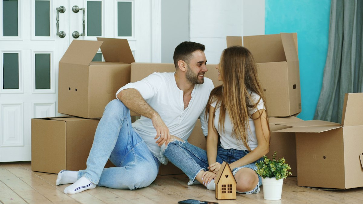 Equipo retirando muebles de un piso
