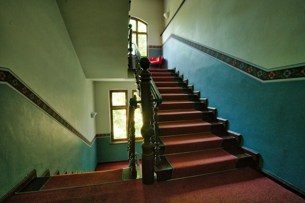 Un cuarto sin ascensor en Barcelona: así baja el piso entero hasta la acera